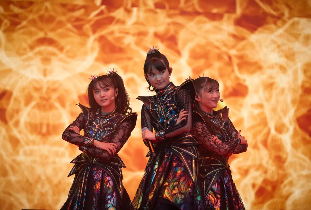 Babymetal live im Gegenlicht (Rock am Ring, Nürburg)