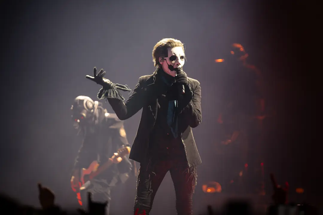 Ghost live in dunkler Inszenierung (Barclays Arena, Hamburg)