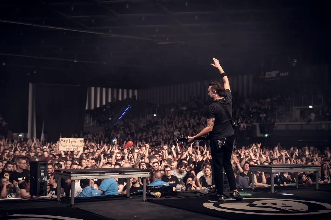 Rise Against live als Silhouette (Mitsubishi Electric Halle, Düsseldorf)